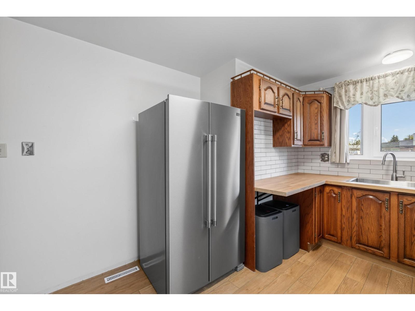 6203 90 AV NW - 12