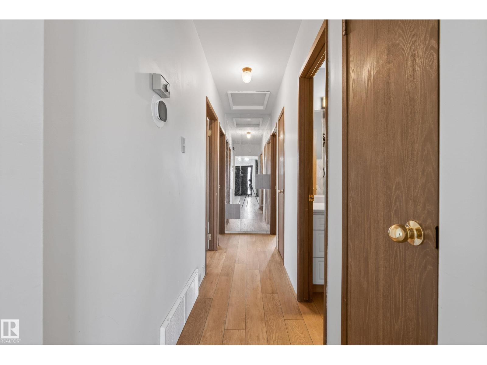 6203 90 AV NW - 13