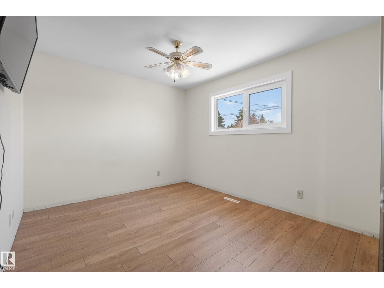 6203 90 AV NW - 14