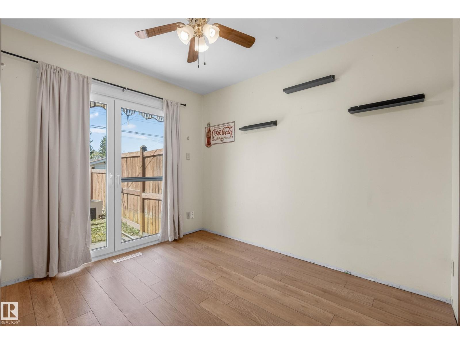 6203 90 AV NW - 16