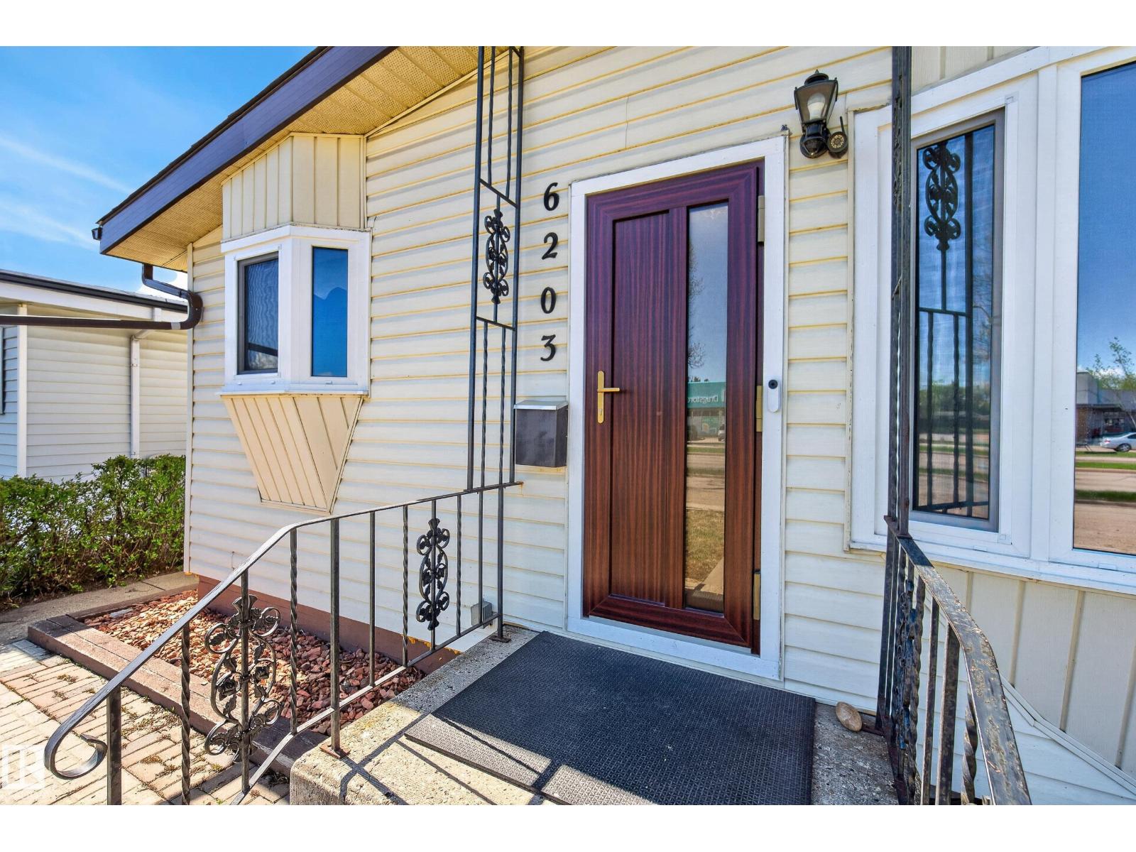 6203 90 AV NW - 2