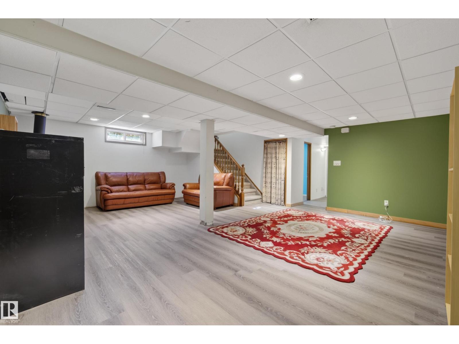 6203 90 AV NW - 23