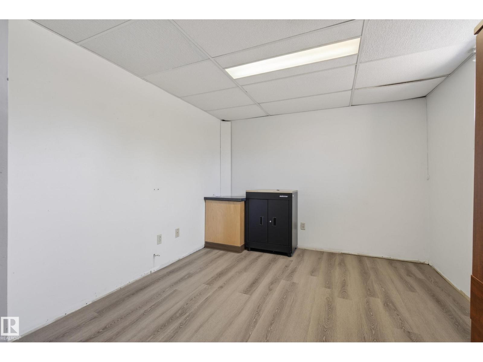 6203 90 AV NW - 28