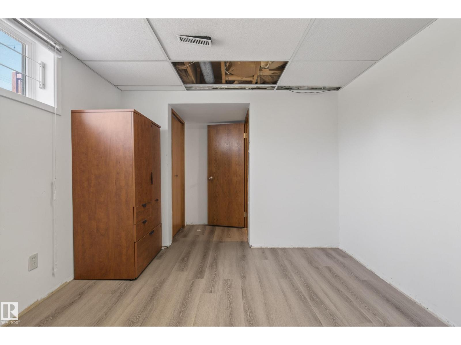 6203 90 AV NW - 29