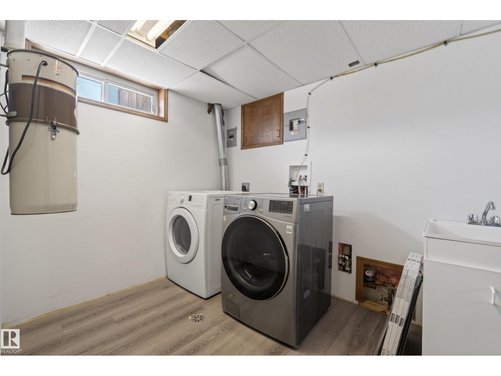 6203 90 AV NW - 30