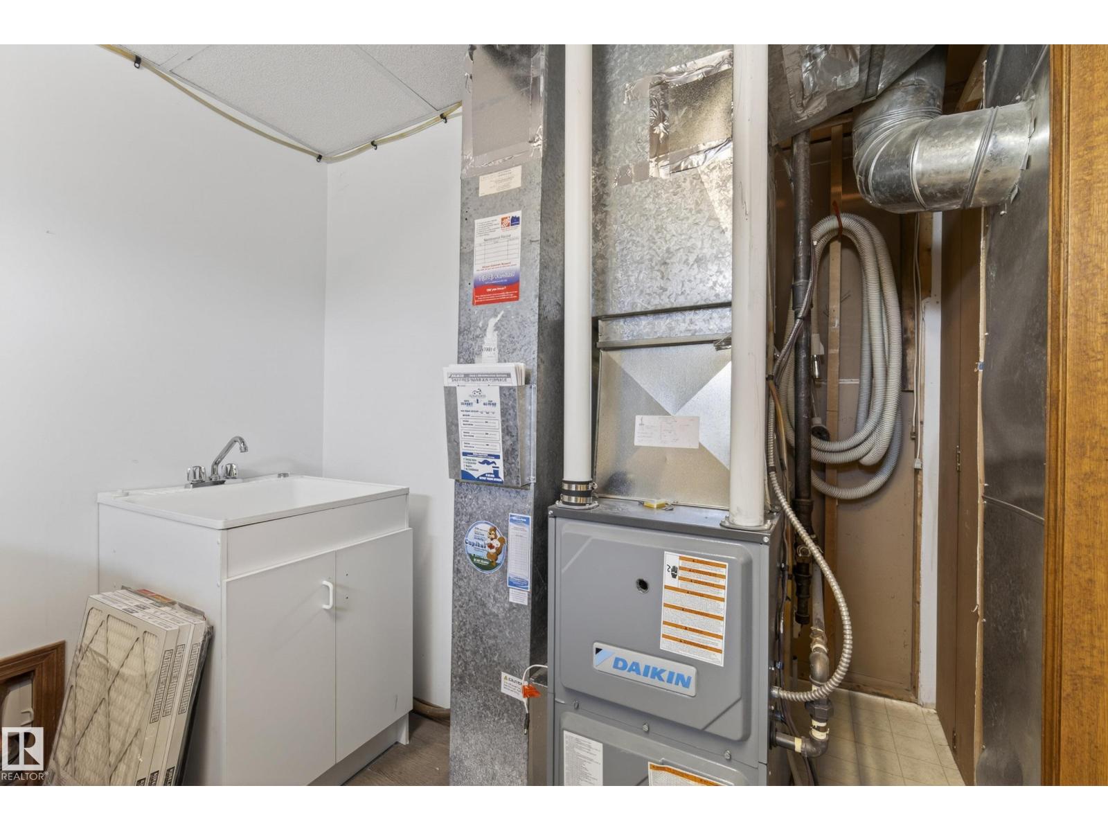 6203 90 AV NW - 31