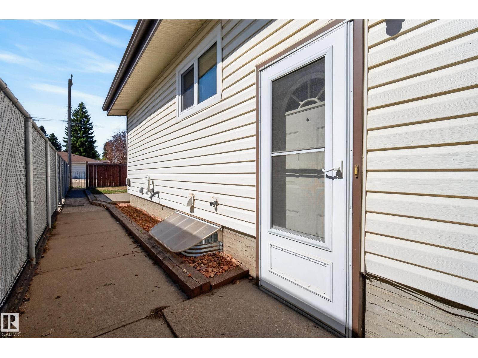 6203 90 AV NW - 32