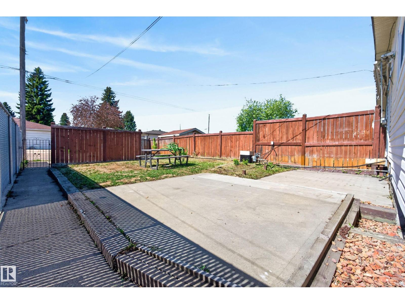 6203 90 AV NW - 33
