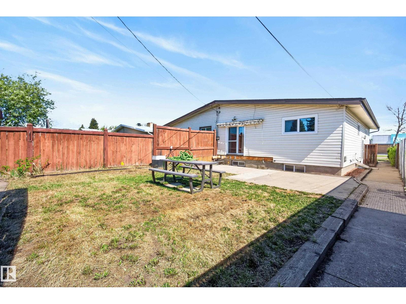 6203 90 AV NW - 34
