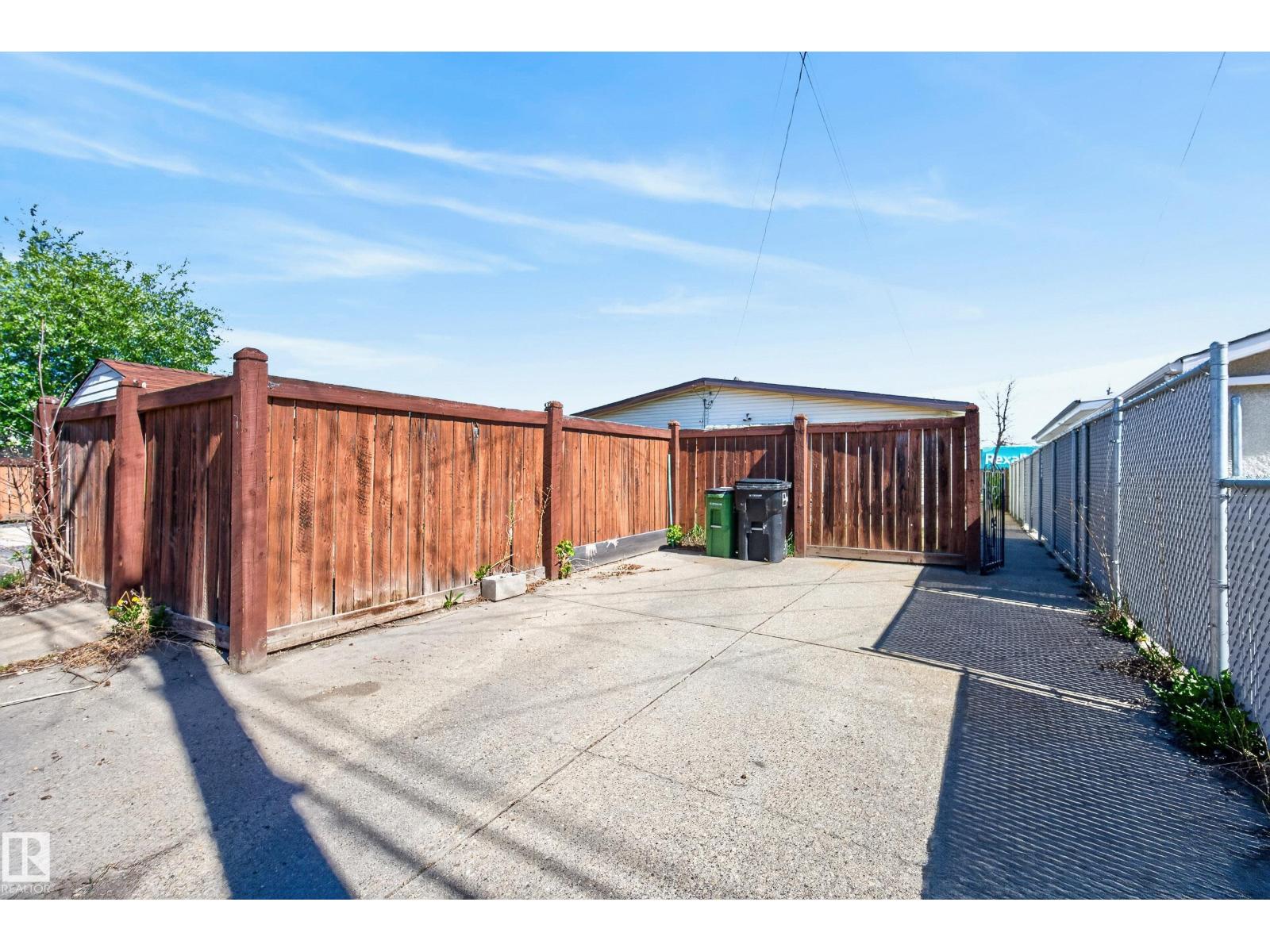 6203 90 AV NW - 35