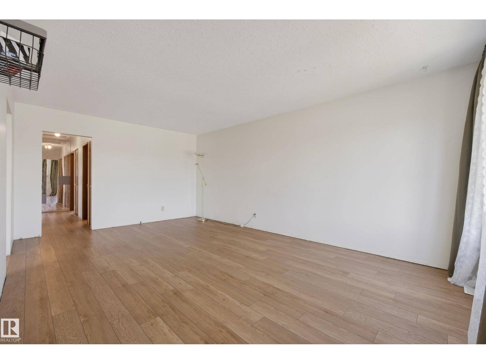 6203 90 AV NW - 6