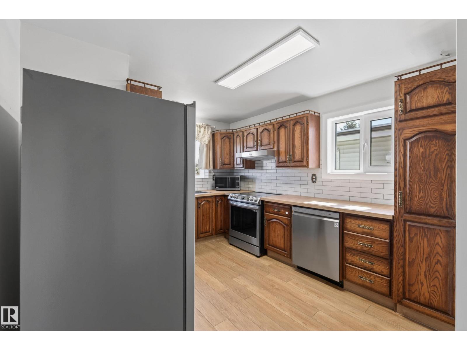 6203 90 AV NW - 9