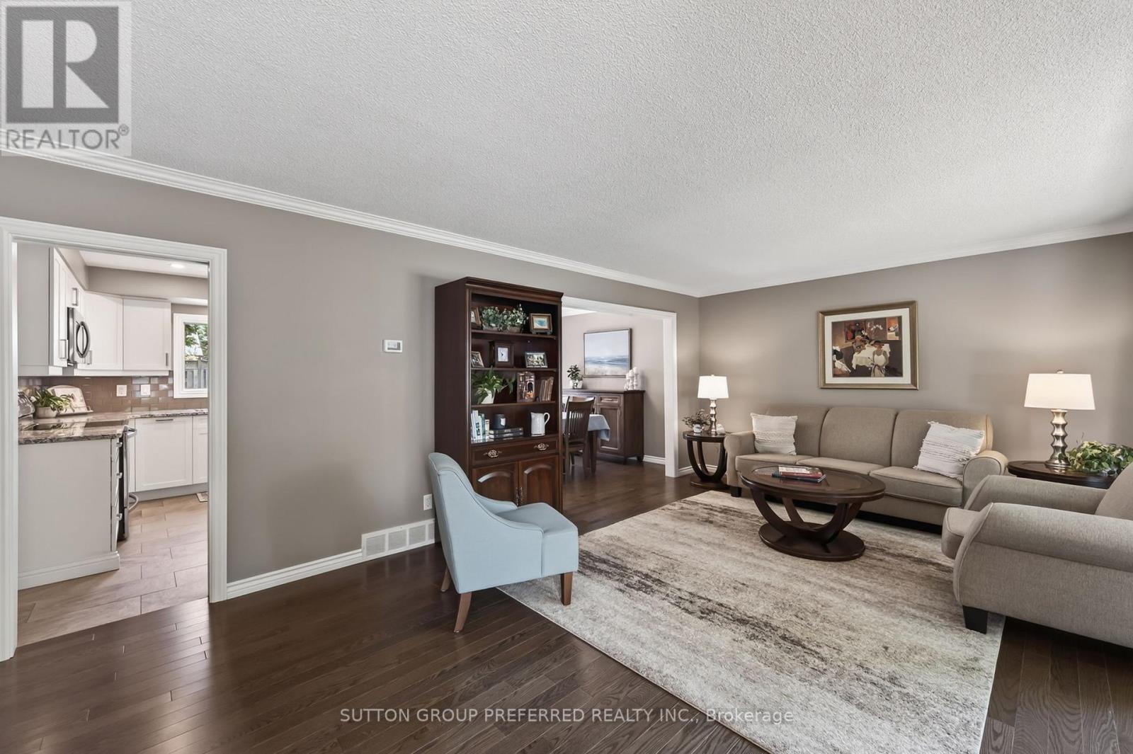 647 GLENGYLE CRESCENT - 7