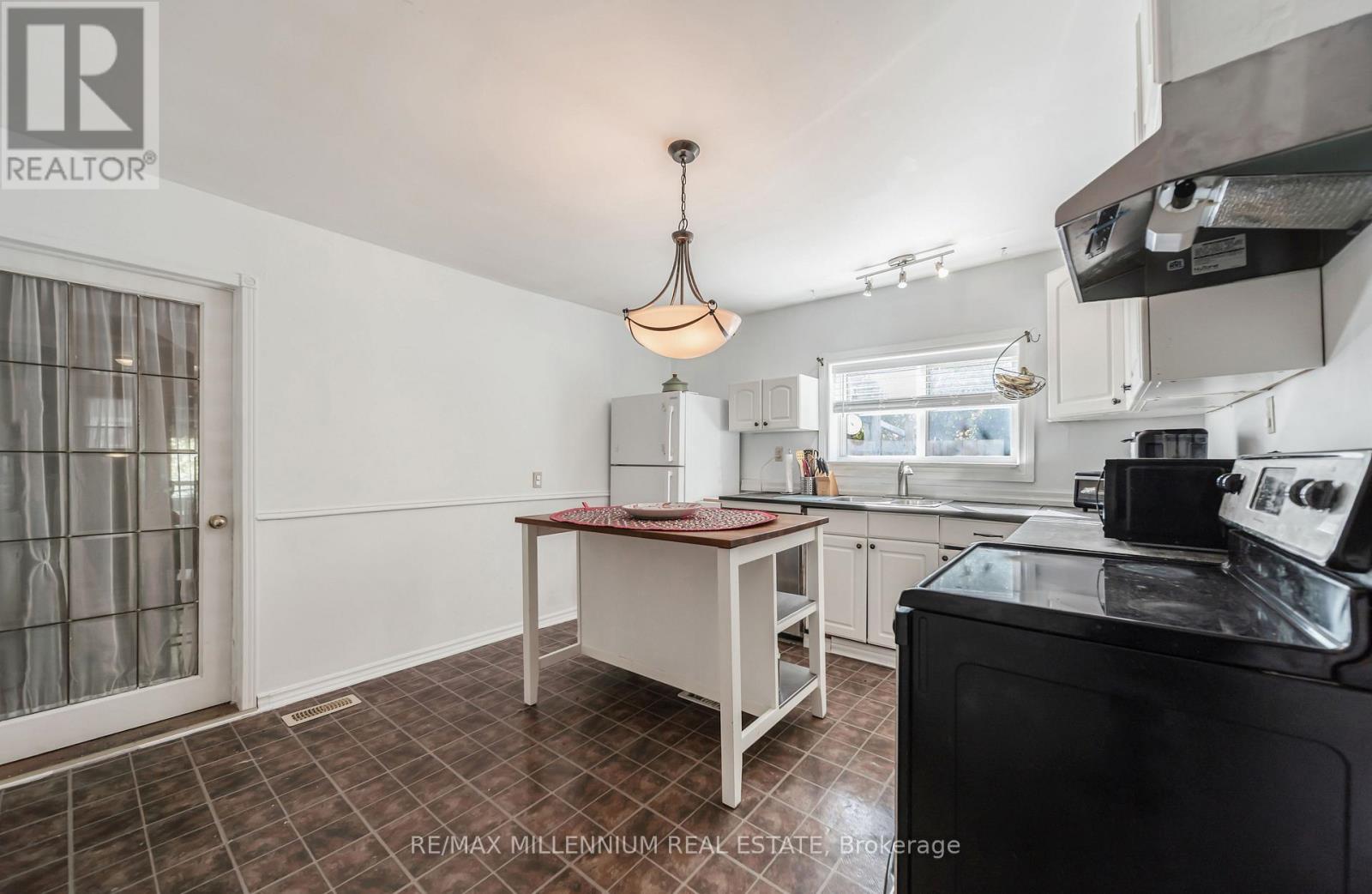 173 BARRIE ROAD - 15