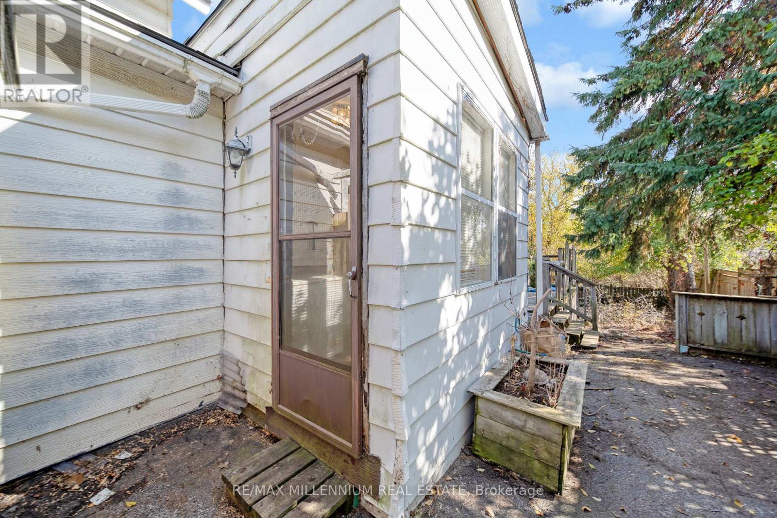 173 BARRIE ROAD - 5