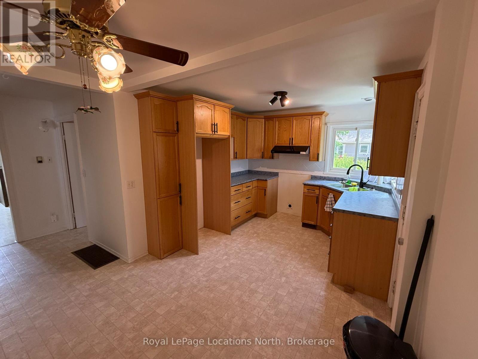 386 SYKES STREET S - 13