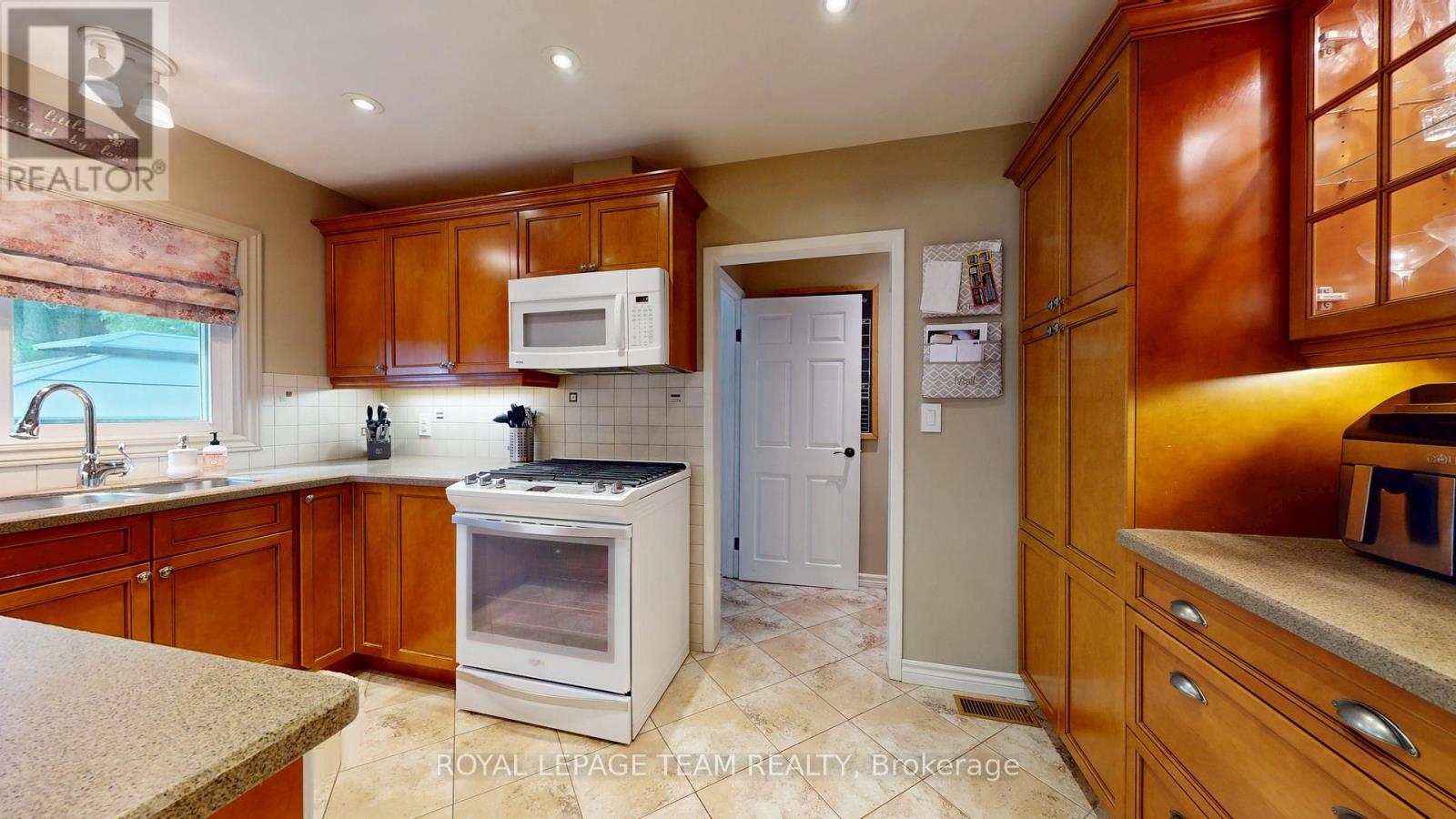 6 BROAD STREET - Image 3