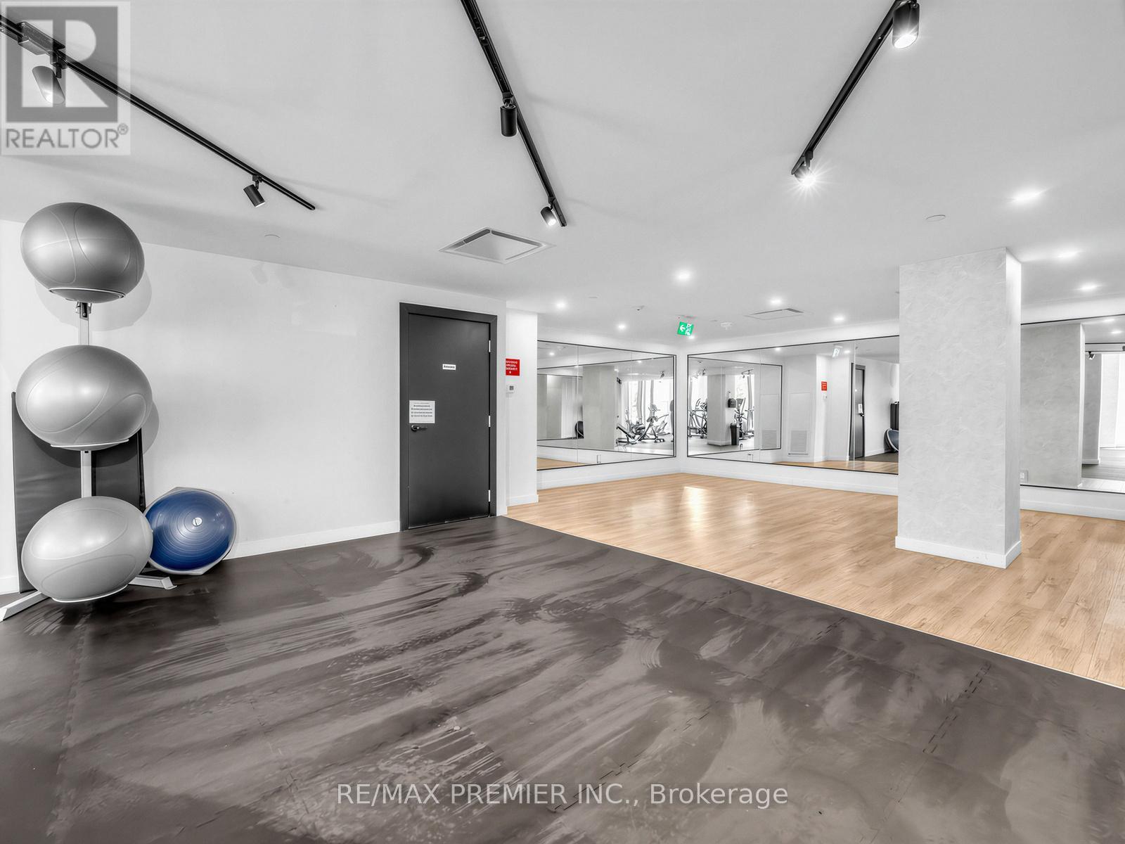#615 2300 ST CLAIR AVENUE W - 23