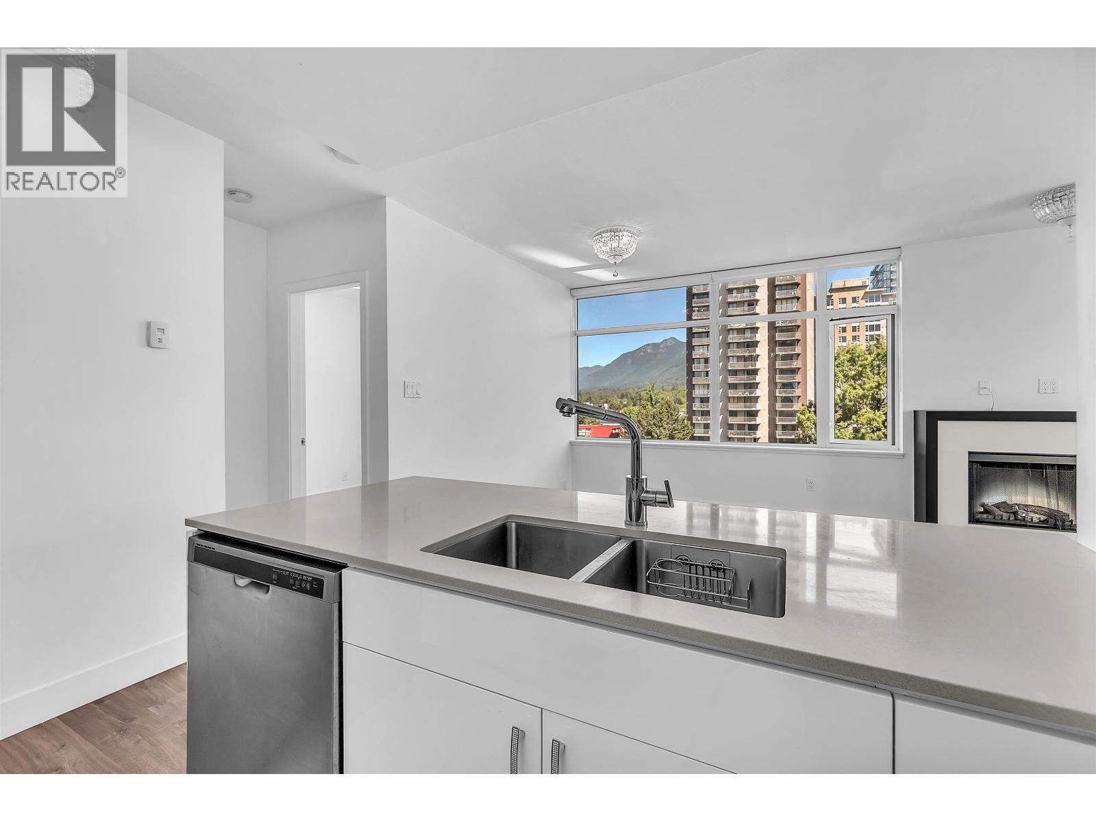802 158 W 13TH STREET, North Vancouver