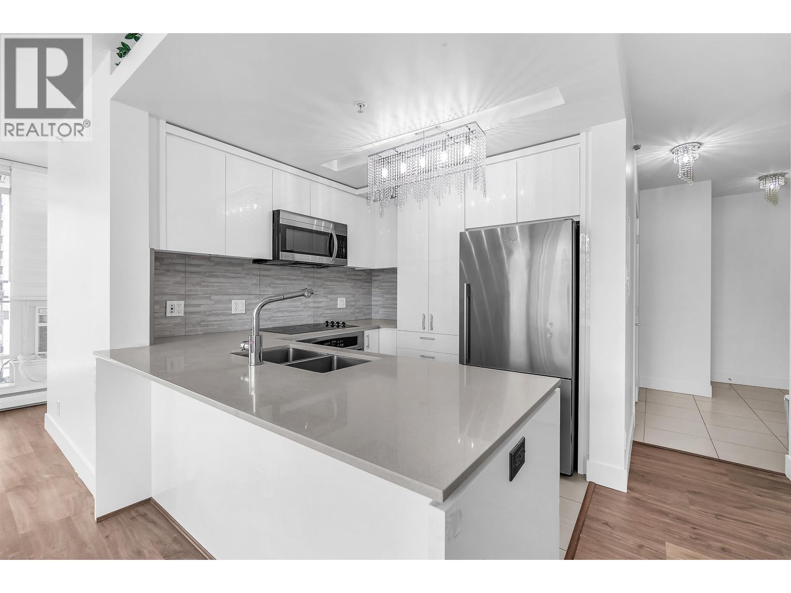 802 158 W 13TH STREET, North Vancouver