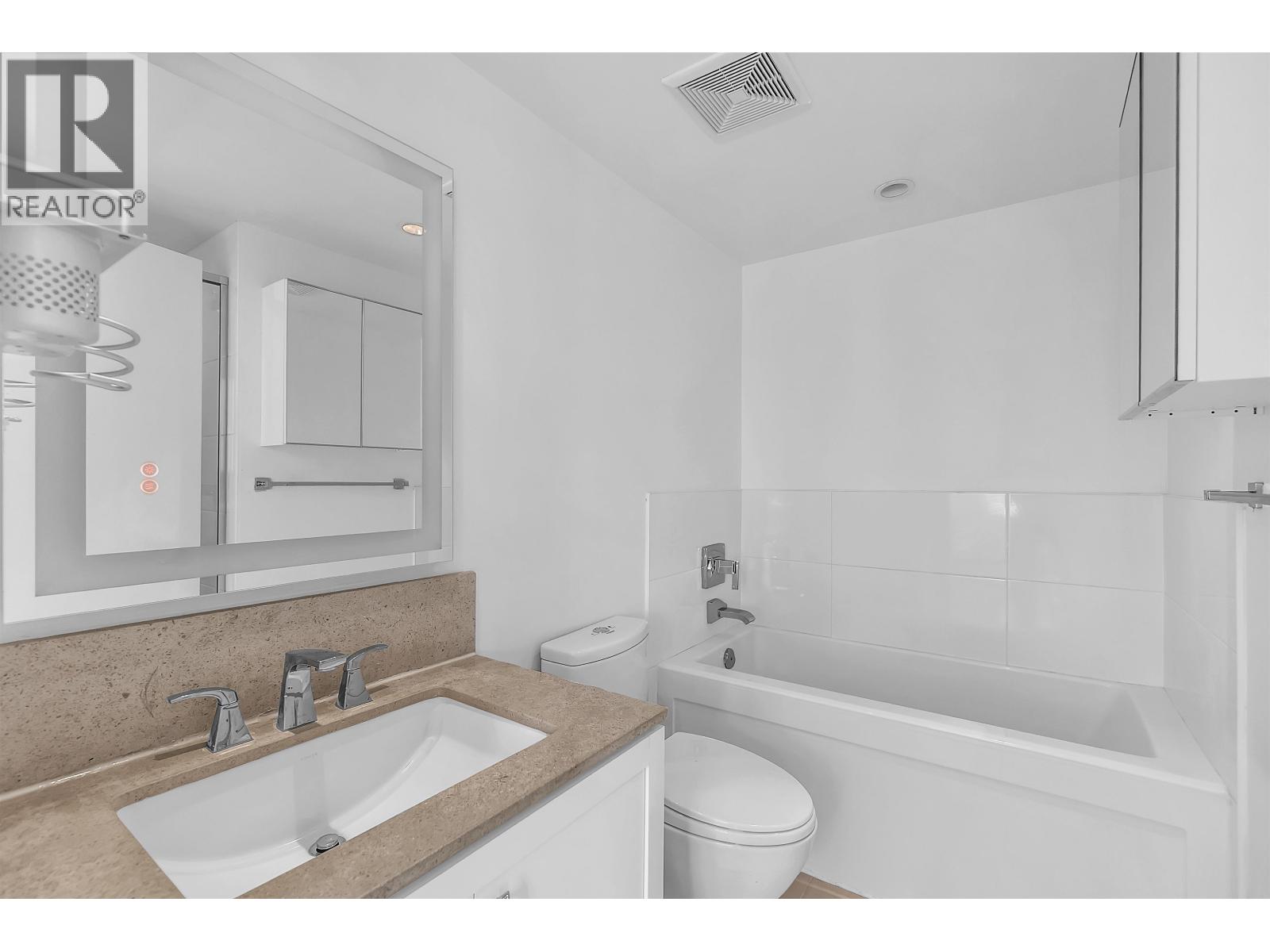 802 158 W 13TH STREET, North Vancouver