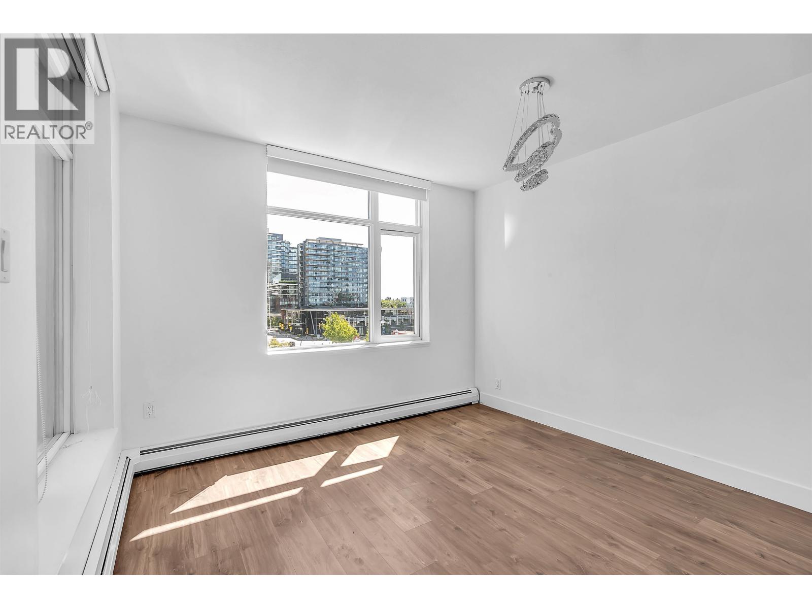 802 158 W 13TH STREET, North Vancouver