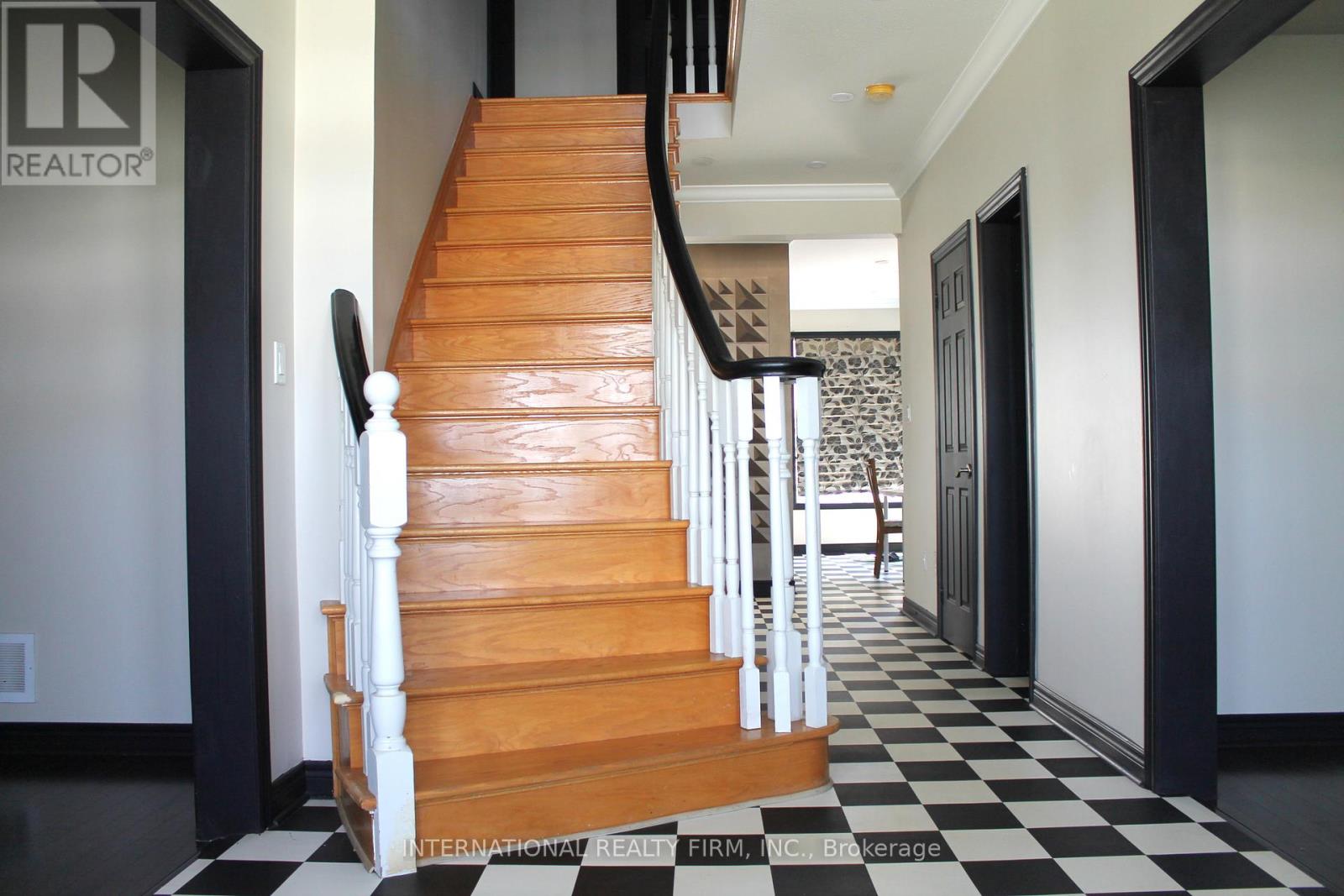 412 WRIGHT CRESCENT - 3