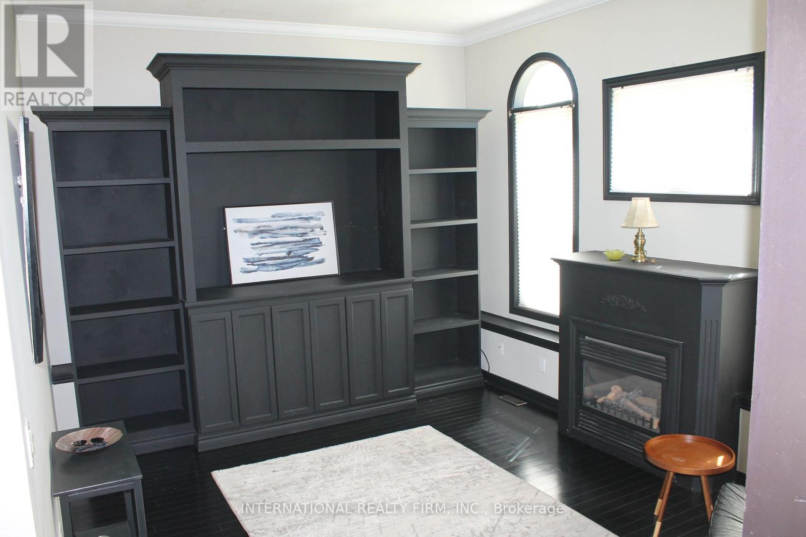 412 WRIGHT CRESCENT - 4