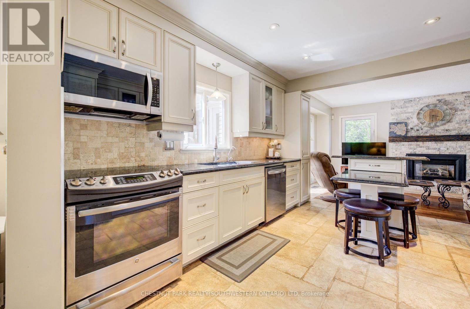 135 ROYAL ORCHARD DRIVE - 9