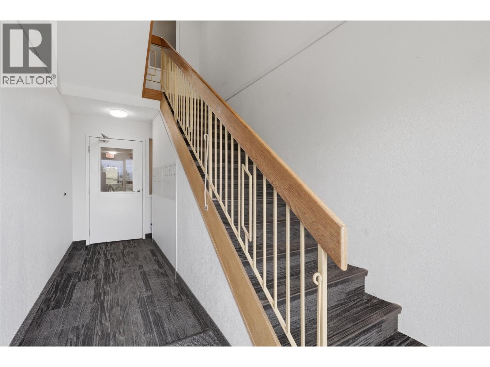 #102 44 WHITESHIELD Crescent S - 26