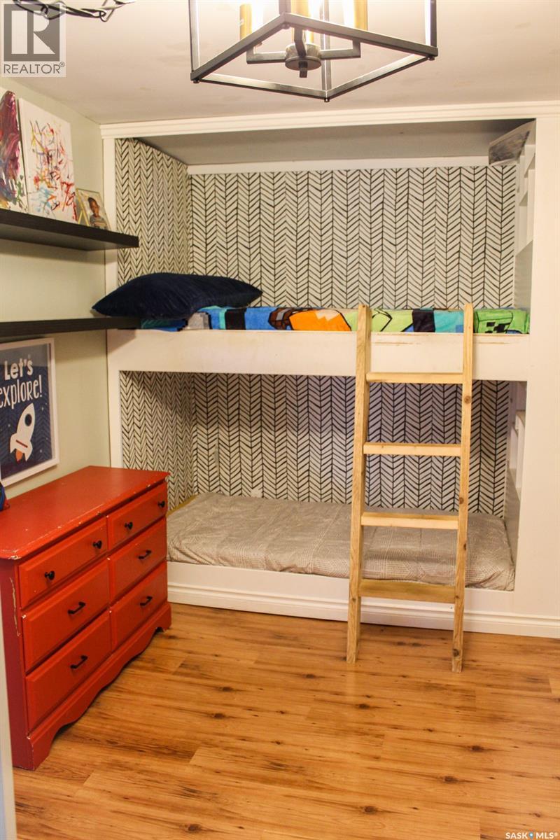 513 Crawford AVENUE W — photo 25