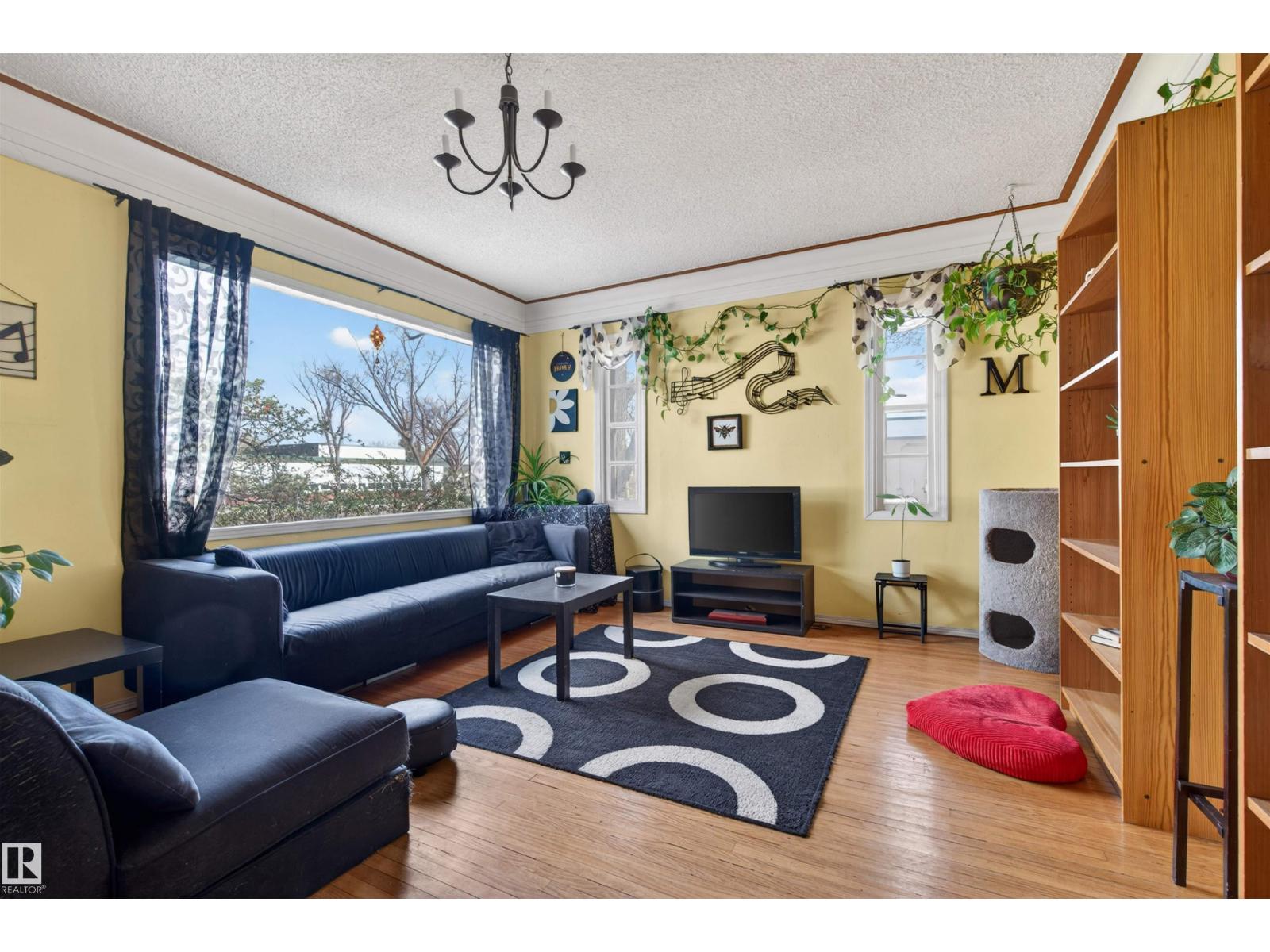 6402 106 ST NW exterior