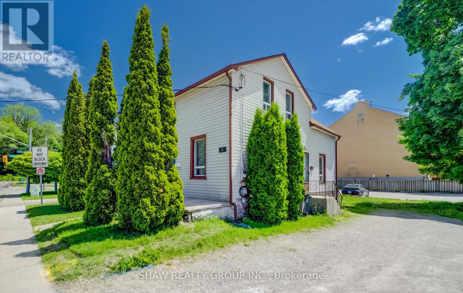 11 SIMCOE STREET