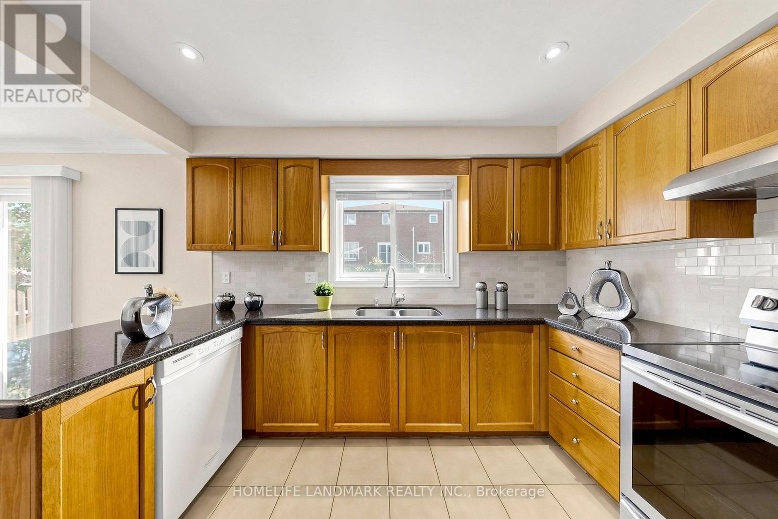 33 DUNDEE CRESCENT - 19