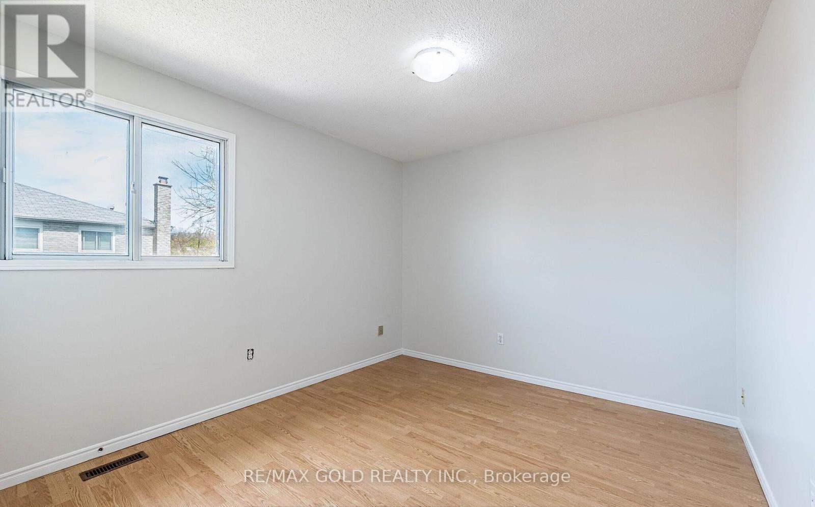 92 MOFFATT AVENUE - 24