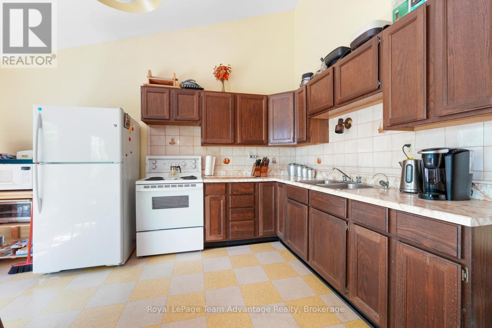 32 CHRISTIE COURT - 15
