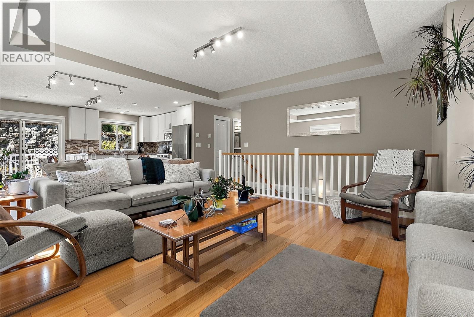 1998 Hawkins Pl, Highlands