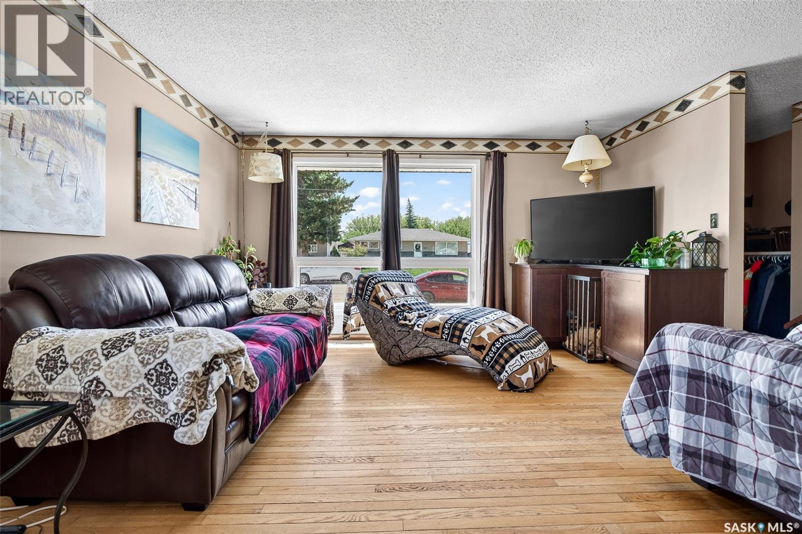 1050 Simcoe STREET - Image 3