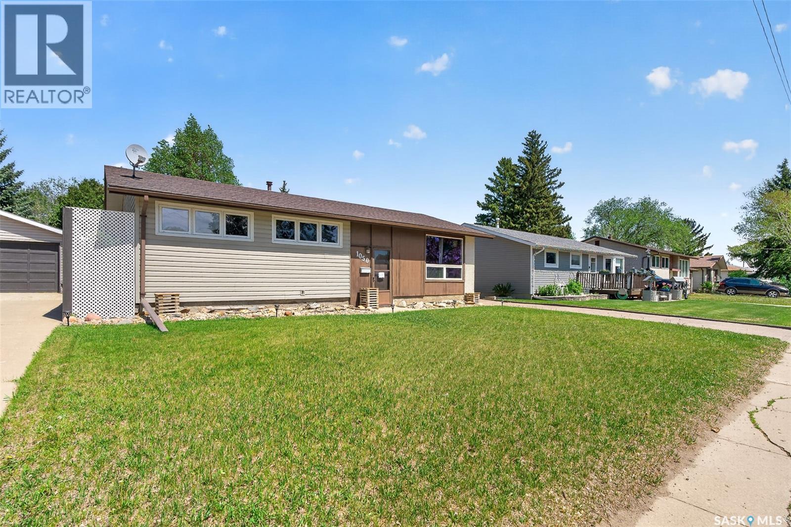 1050 Simcoe STREET