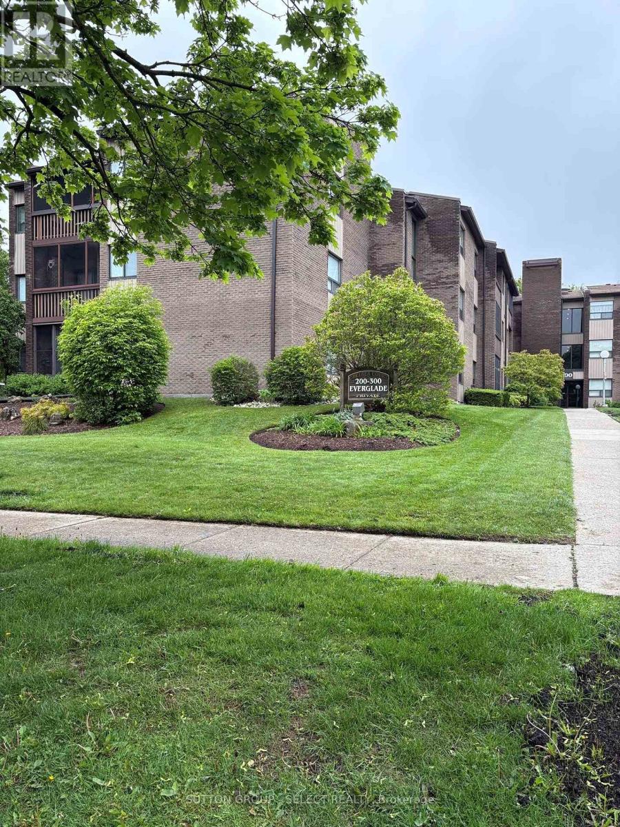 #203 200 EVERGLADE CRESCENT - 1