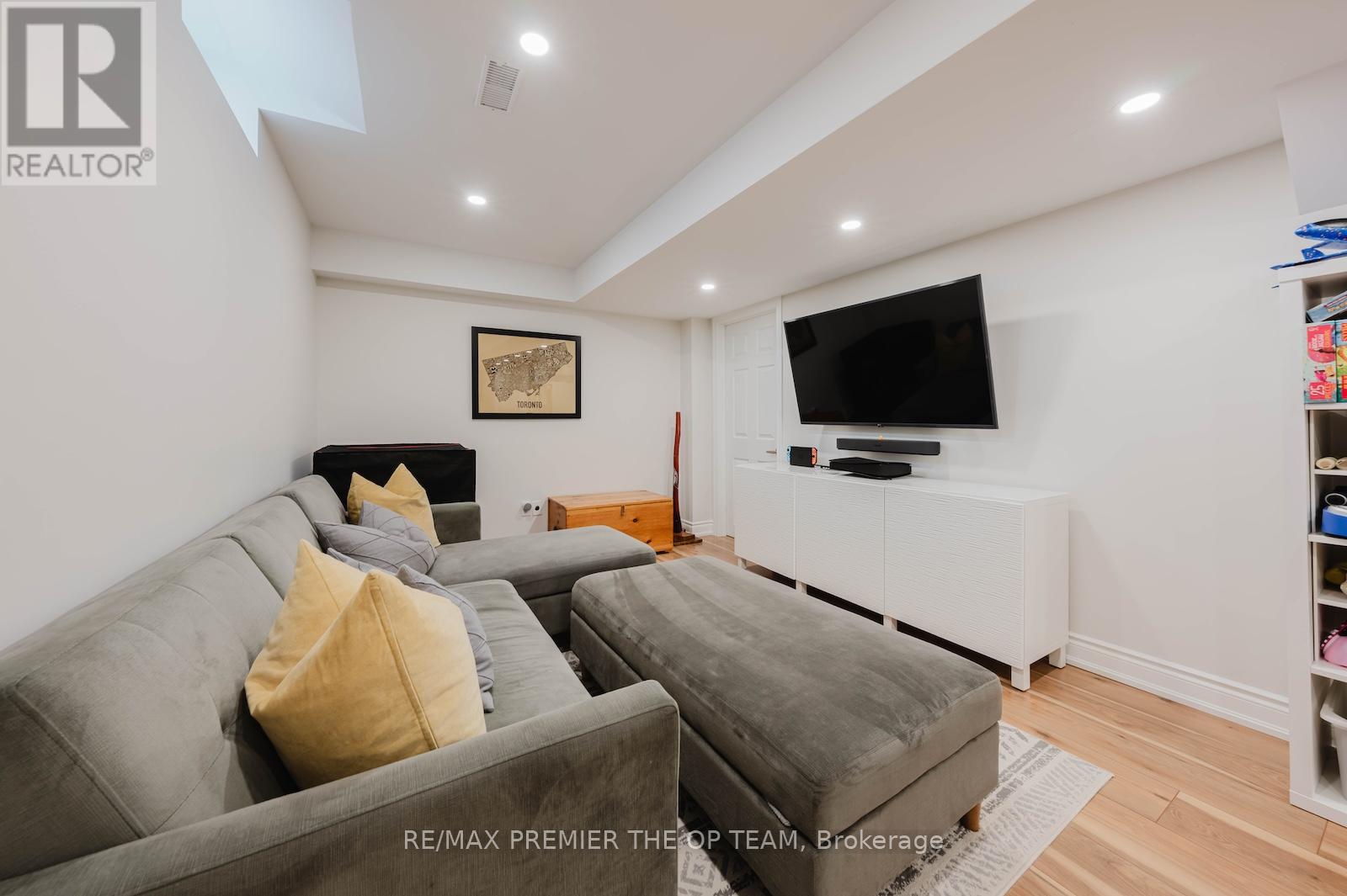 29 MANORDALE CRESCENT - 30