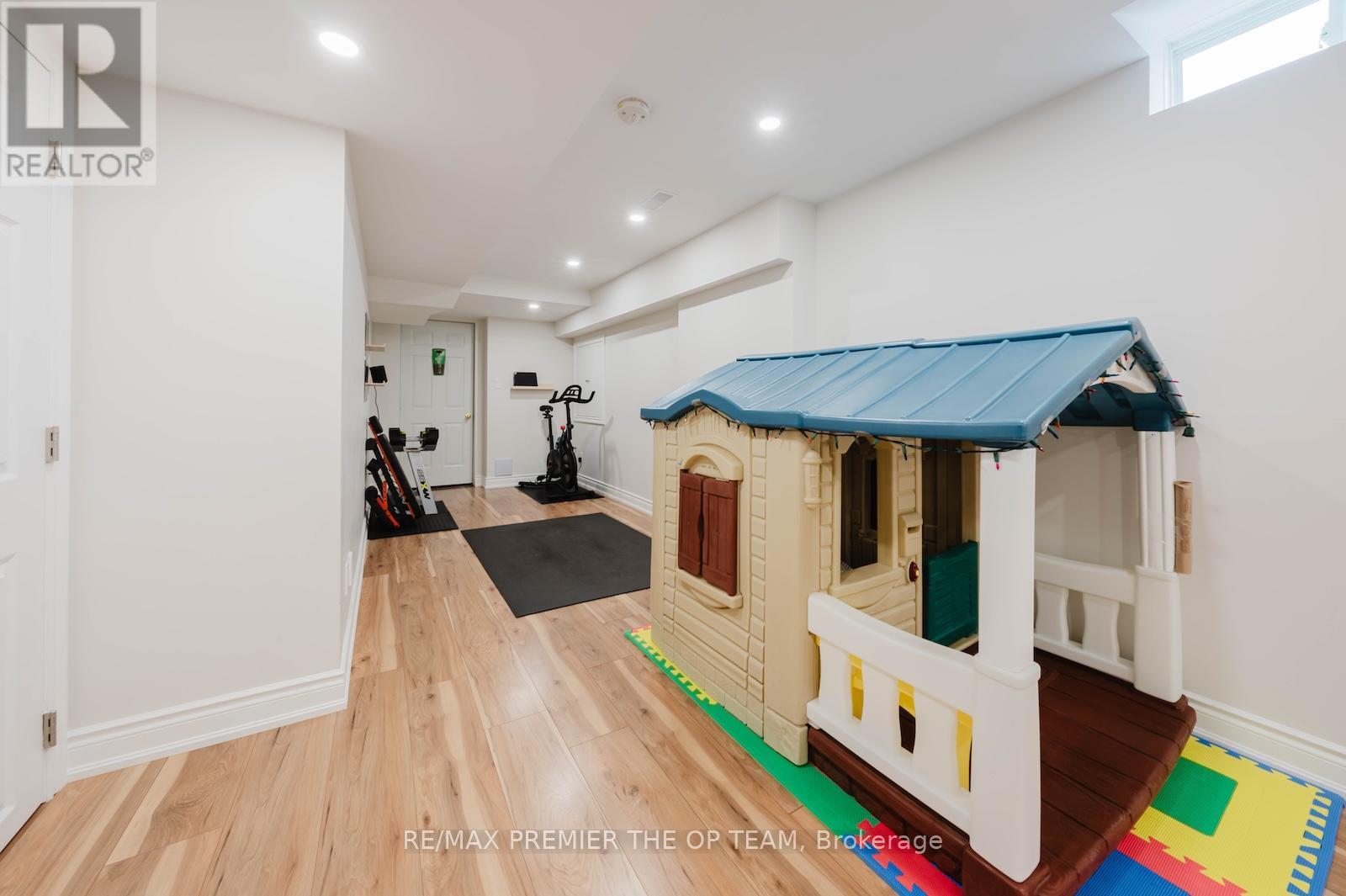 29 MANORDALE CRESCENT - 31