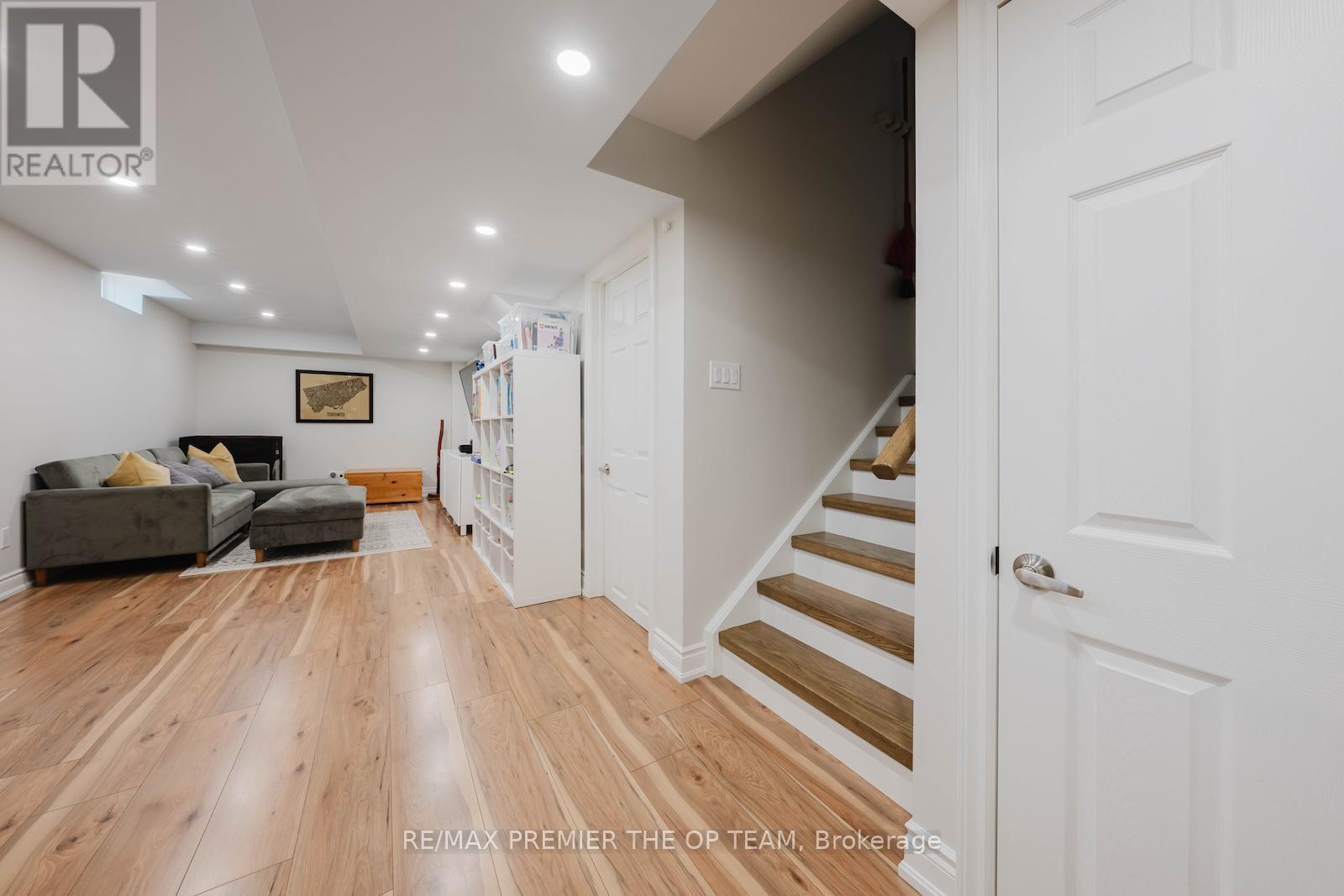 29 MANORDALE CRESCENT - 28