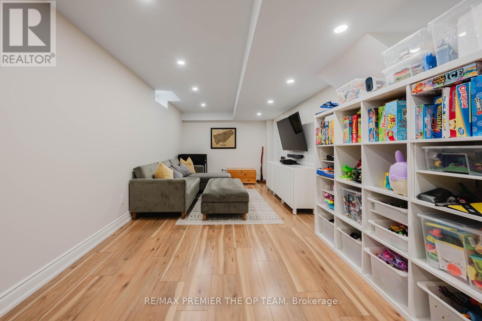 29 MANORDALE CRESCENT - 29