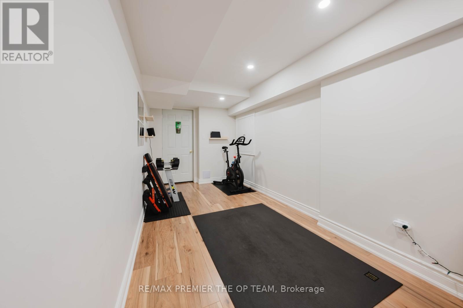 29 MANORDALE CRESCENT - 32