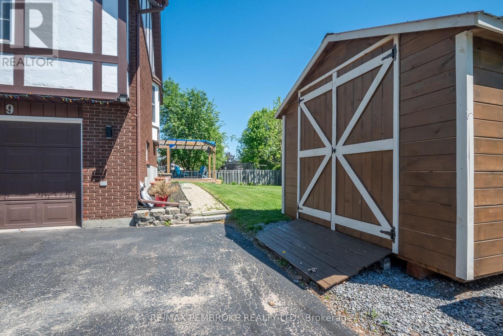 399 CHAMBERLAIN STREET - 8