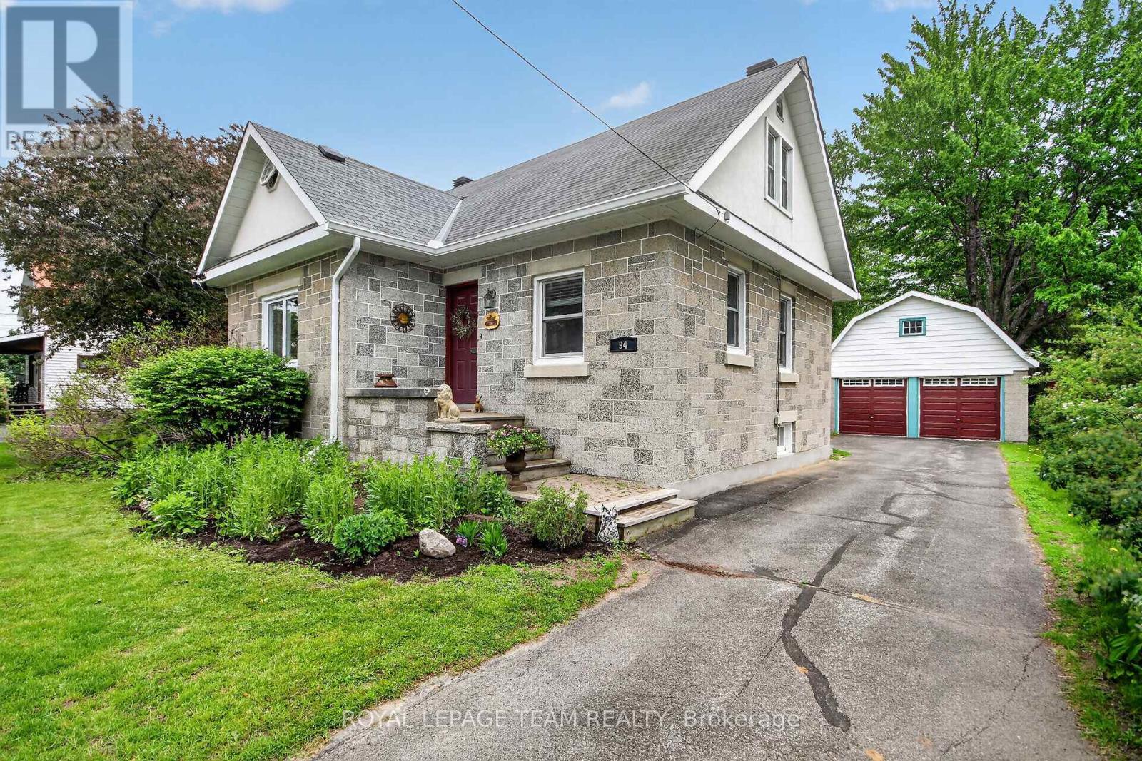 94 Strachan St. A short walk to Jock River Park