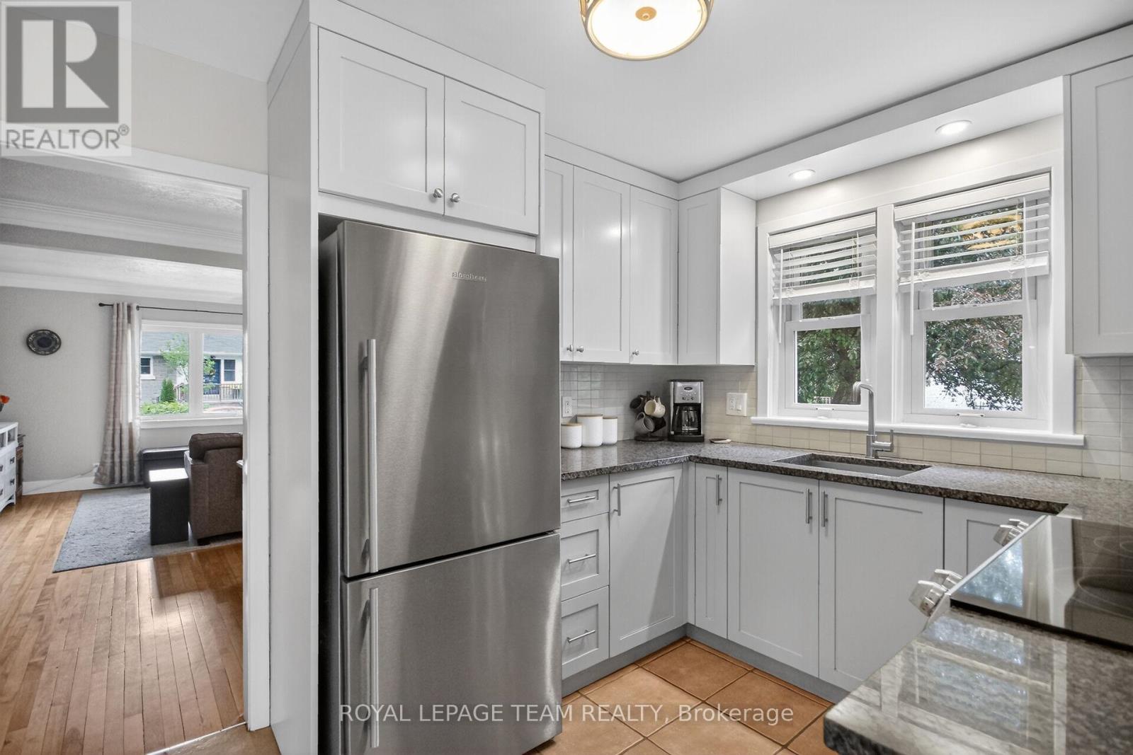 94 STRACHAN STREET - 11