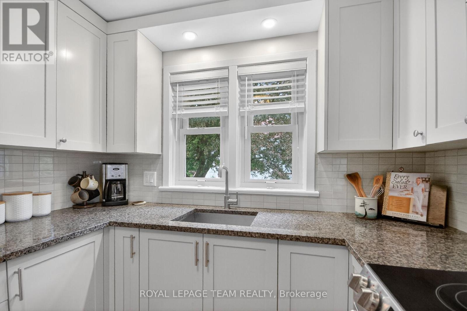 94 STRACHAN STREET - 12