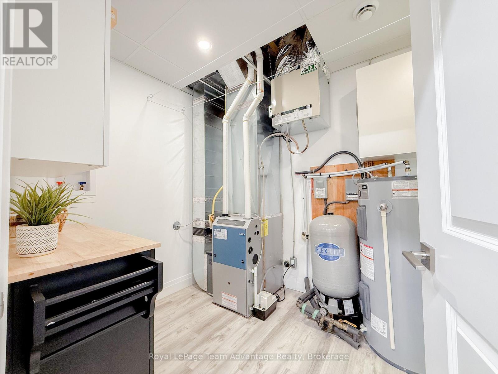 264 ALMAGUIN DRIVE - 22
